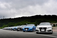 2018年6月上旬、正式発表に先駆けて開催された試乗会でのひとこま。15代目「クラウン」のプロトタイプが、会場にずらりと並んだ。