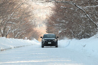 グッドイヤーのオールシーズンタイヤ「ベクター4シーズンズGEN-3」の雪上走行シーン。非降雪地域で生活していて、たまに雪が降ったタイミングでクルマを使う可能性が少しでもあるなら、オールシーズンタイヤは検討に値するタイヤといえそうだ。