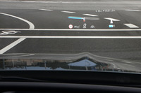 「MBUX ARナビゲーション」は、ヘッドアップディスプレイとのセットオプション「ベーシックパッケージ」として用意される。