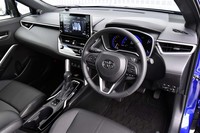 アクセントとしてシルバーのパーツが添えられる、ブラック基調のインテリア。ドアパネル上部などにはソフトな素材が採用されている。ステアリングホイールは本革巻き。