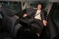 広々とした新型「ムーヴ」の後席。背もたれは50:50の2分割式で、可倒/リクライニングが行える。240mmのロングスライド機構が備わるのも同モデルの特徴だ。