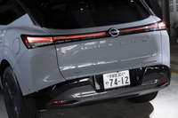 日本で販売されるのは「SV」グレードだが、この試乗車はその上位にあたる「プラチナム」(日産の栃木工場で使われている個体らしい)。SVではツートンカラーが選べなかったり、電動格納ドアミラーが省略されたりと、細かなところの仕様が異なる。