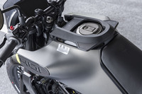 従来モデルの面影を感じさせる、独創的なデザインのタンクカバー。燃料タンクの容量は13リッターに拡大しており、スペック上は400km近い航続距離を実現している。