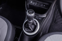 5段MTを搭載する「トゥインゴS」のシフトレバー。左上が1速になるオーソドックスなシフトパターンが採用されている。シフトレバーがニュートラルのポジションにあれば、クラッチペダルを踏まなくてもエンジンの始動が行える。