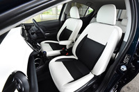 今回のテスト車「G“ソフトレザーセレクション”」のシート地は、パーフォレーション付きの合成皮革。写真のホワイトのほかに、ブラックのシートカラーも選べる。