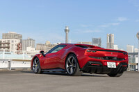 V8ミドシップ系の“ピッコロフェラーリ”に近いサイズのボディーに、電動化されたパワートレインをミドシップ搭載した「296GTB」。2021年6月に世界初公開され、日本では同年10月に実車が披露された。