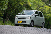 若い女性エントリーユーザーをターゲットにした軽乗用車「ダイハツ・ミラ トコット」。近年の若い女性が持つ感性について、あらためて考え直して企画されたモデルだった。(写真:向後一宏)