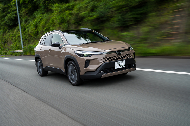 ハイブリッドシステムは2023年の改良時にトヨタの第5世代へと刷新。前後のモーターのスペックが強力になり、システム全体では最高出力140PS(初期型は122PS)を発生する。