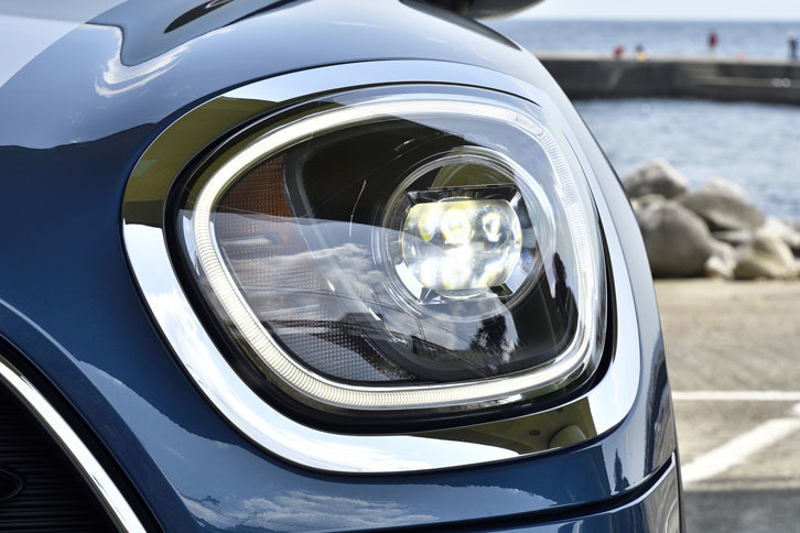 「クーパーD」ではハロゲンヘッドランプが標準。試乗車には、オプションのアダプティブLEDヘッドライト/LEDフォグランプ(14万3000円)が装着されていた。