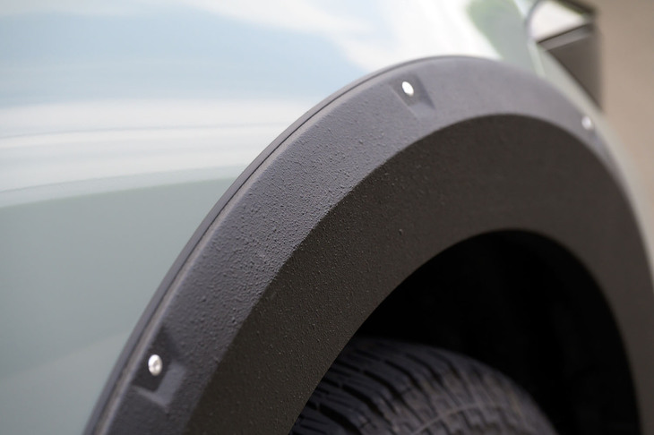 リベット留めされるオーバーフェンダーには「GORI GORI BLACK(ゴリゴリブラック)」塗装が施される。手作業で塗るため色味や凹凸が一つひとつ微妙に違っているという。