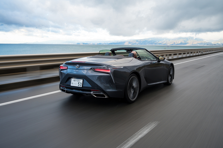 ルーフの開閉に要する時間はそれぞれ15秒ほど。折りたたまれたソフトトップはトノカバーの下に格納され、外から見えなくなる仕掛け。