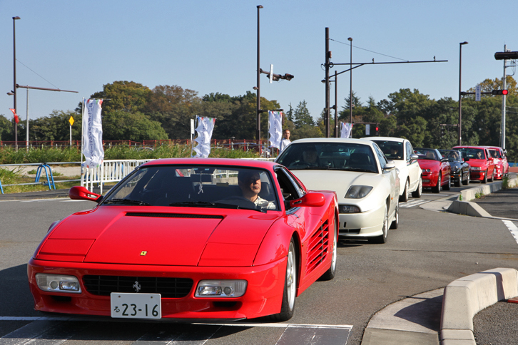 「フェラーリ512TR」を先頭に並んだ「クーペ・フィアット」「アバルト500」「アルファ・ロメオ・スパイダー」などのイタリア車。