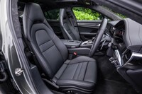 ヘッドレスト一体型のフロントシート。オプションでマッサージ機能やベンチレーション機能が追加できる。