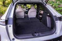 リアシートのバックレストをすべて前方に倒した荷室の様子。床面は完全なフラットになり、車中泊も可能な最大で約1900mmの荷室長が確保できる。