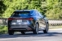 サスペンションはフロントがストラット式、リアは新開発されたマルチリンク式を採用。静粛性や快適性を含め、ダイナミクス性能が大きく進化したとうたわれる。