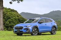 クロスオーバーSUV「スバルXV」の後継モデルとなる「クロストレック」は、2022年9月に登場。最新モデルは始祖である「インプレッサXV」から数えて4代目にあたる。国内では2リッター水平対向4気筒マイルドハイブリッドの「e-BOXER」のみがラインナップされる。