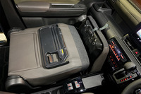 従来型と同様にスズキ車ではおなじみのバケツを助手席下に設置。座面を前方に起こし背もたれを前に倒すと、長尺物も積み込めるスペースが出現する。