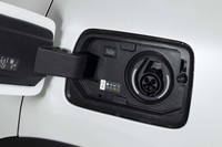 充電ポートは左のリアフェンダーに付いている。普通充電のみに対応しており、満充電までに要する時間は200V 3kWで5時間、200V 6kWで2時間半。