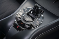 センターコンソールに並んだスイッチ類。シフトレバーと「P(パーキング)」ボタンの間にスタート/ストップボタンが配置されているのが少し気になる。