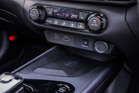 直感的に操作できるダイヤル式とプッシュ式のスイッチを組み合わせた、エアコンのコントロールパネル。その下にはUSB電源ソケット(タイプA×1口、タイプC×1口)とワイヤレス充電器が設置されている。