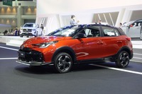 タイの「トヨタ・ヤリス」(写真)は日本のそれよりアグレッシブな面構え。車体もひと回り大きくなっている。
