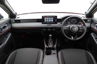 ブラック基調のインテリア。ルーフライニングもブラックで統一される。