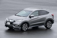 「ツーリング」には、ルーフレールも標準装備されている。