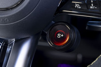 ホーンボタンの右下にあるダイヤルでドライブモードを変えられる、左下のダイヤルではトラクションコントロールや足まわりの設定を個別に変更できる。