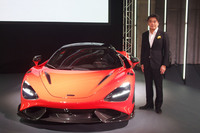 「765LT」の発表披露イベントに登壇したマクラーレン・オートモーティブ・アジア日本支社代表の正本嘉宏氏。「このクラスのモデルをすべて上回る、圧倒的なパフォーマンスを有しています」とコメントした。
