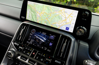 上にインフォテインメント用、下にオフロードインフォメーション用と2つのディスプレイを並べるスタイルは「ランドクルーザー“300”」と同じだ。