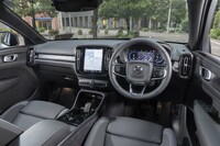 ボルボのBEVはドライブモードセレクターはおろか、スタート/ストップスイッチさえも備わらないシンプルさが特徴。ブレーキペダルを踏むだけで始動する。