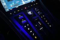 センターコンソールパネルにイグニッションスイッチやシフトセレクター、エアコンのコントローラーなどが集約されている。夜間照明が美しい。