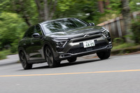 「C5 Xプラグインハイブリッド」のシステム出力は225PS。「クラウン クロスオーバーRS」にははるかに及ばないが、ワインディングロードではこれくらいで十分に感じた。