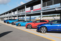 HSR九州に並べられた試乗車。大排気量のハイパワーモデルも、ゼロエミッションの電気自動車もラインナップするのが今日のジャガー・ランドローバーだ。