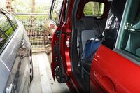 「カングー」のリアドアはスライド式なので、狭いところでも開閉可能。あとは、後席から前席へウオークスルーできれば個人的には大満足なのだが、世間一般にはセンターアームレストのほうがうれしいんだろうな。