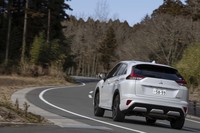 駆動方式は2モーター式の4WD。前後モーターと左右輪間の駆動力を制御する三菱独自の車両運動統合制御システム「S-AWC」によって優れたハンドリング性能と高い車両安定性を実現している。