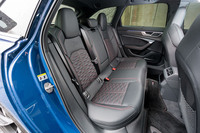 巨大なセンタートンネルが通っているため、リアシートは実質的に2人掛けといえそう(左右の席は広い)。サイドウィンドウには「A6アバント」譲り(?)のサンシェードが備わっている。