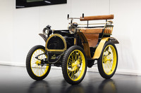 創業者ルイ・ルノーが21歳のときにつくった「タイプA」=通称「ヴォアチュレット」が、自動車メーカーとしてのルノーの礎となった。このルノーコレクション所蔵車は他社でよく見られるレプリカではなく、当時の実車である。