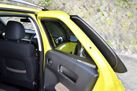 後席のサイドウィンドウは、前ヒンジで外側にわずかに開くタイプ。