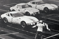 1967年4月8日に開催された富士24時間レースにて、「トヨタスポーツ800」と編隊を組んでゴールする2台の「2000GT」。