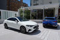 新世代の「メルセデス・ベンツCLA」は、エンジン搭載のハイブリッド車(写真左)と電気自動車(同右)の2本立て。モデルチェンジに際しては後者が本命であり、ユーザーの選択肢を増やすものとして前者もラインナップされている。