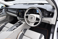 インテリアでは、フレアオレンジのアクセントや専用カーボンファイバーパネルなどが、ヨットレースの世界観を演出している。