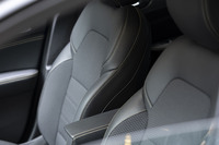 ダークカラーを基調としたインテリアに合わせて、テップレザー(合皮)とファブリックのコンビシートもブラックでまとめられている。フロントシートはサイドサポートが適度に張り出し、運転姿勢をしっかりとサポート。電動調整機構とヒーターが内蔵されている。