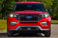 2019年1月に発表された6代目「フォード・エクスプローラー」。ちなみに同車は、2024年1月にマイナーチェンジを受けており、顔まわりの意匠が変更された。そんなわけで、最新のエクスプローラーは、写真の前期型ほど「フォレスター」に似たクルマではなくなった。