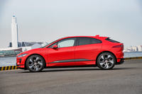 ボディーサイズは全長×全幅×全高=4695×1895×1565mm。スーパーカーのコンセプトモデル「C-X75」をモチーフにしたというキャブフォワードデザインが特徴だ。