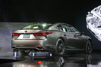 新型「LS500」(北米仕様)のボディーサイズは全長5235×全長1900×全高1450mm。