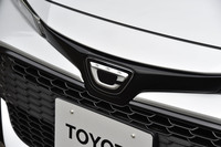 国内仕様車に限って添えられる「C」の字のエンブレム。花冠をイメージしてデザインされている。