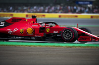 フェラーリのベッテル(写真)は、3戦連続してトップ5グリッドにつけず、イギリスGPでもレッドブルの2台にも先を越されての6番グリッド。レースでは3位を走行するも、フェルスタッペンにかわされた直後にレッドブルに追突してしまい、ノーズを壊して最後尾に後退。10秒のペナルティーも加わり16位完走と相成った。ゴールした直後にフェルスタッペンに謝罪する一幕も見られた4冠王者。元気な走りの僚友ルクレールとは対照的にスランプに陥っている。(Photo=Ferrari)