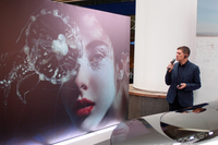 代表的なアート写真について解説するマイケル・ヴァン・ホーン氏。「これはストーリーを伝えることを得意とする作家の写真で、ミステリーとファンタジーが合わさっています」。