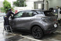 編集部の最寄りのガソリンスタンドにて、給油を受ける「ルノー・キャプチャー」の図。2泊3日、ご苦労さまでした。